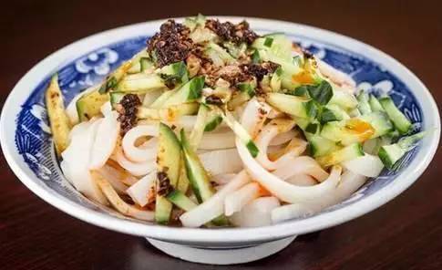 熱天吃貨的命誰(shuí)給的?夏日三寶&ldquo;涼皮+涼面+涼粉&rdquo;速成法在家就能做!