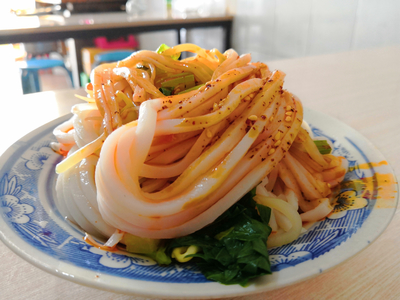 西安涼皮走紅網(wǎng)絡(luò)，價(jià)格是否水漲船高？